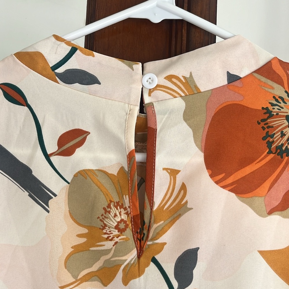 Beautiful Flowy blouse NWOT - Picture 4 of 7